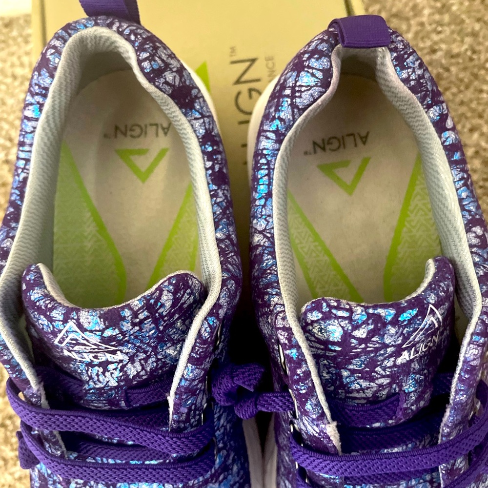 Nurses mate align shoes woman 6 M. Brand new in box. They are comfy and pretty.